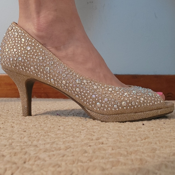 Kelly & Katie Gold shoes size 8 - Picture 4 of 8